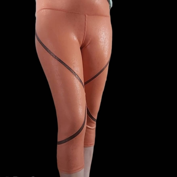 ALO Yoga whisper Capri legging . - Picture 6 of 16